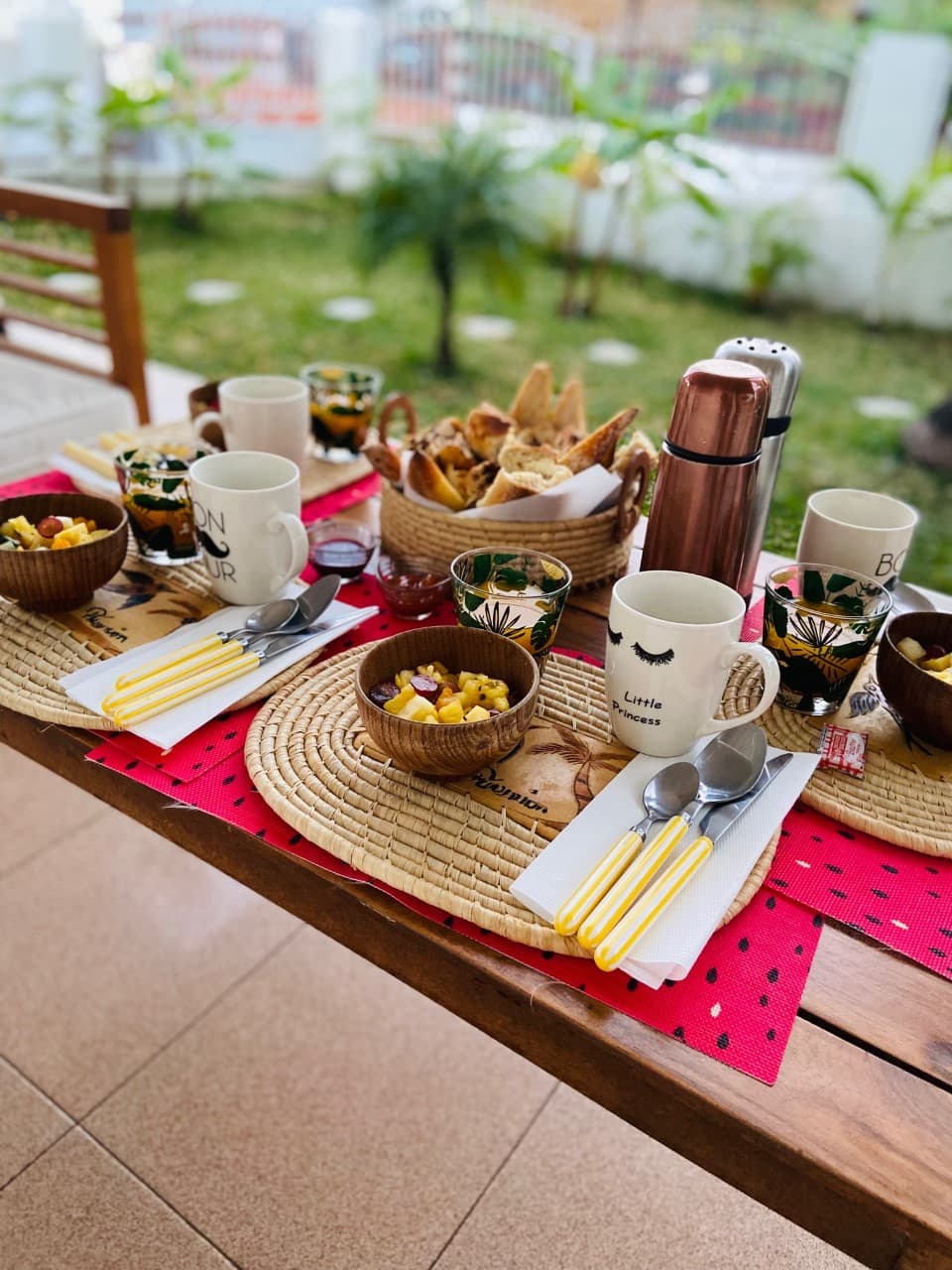 Petit-déjeuner servi sur la terrasse